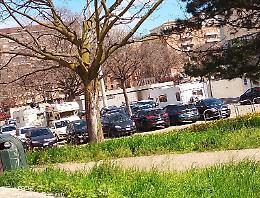 Camper e roulottes invadono il parcheggio del borgo
