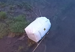 Rifiuti pericolosi ripescati da un mese dal fiume ma nessuno li rimuove dal ponte 