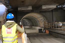 Finisce a terra mentre lavora nel cantiere della metro: un operaio è grave in ospedale