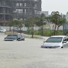 Alluvione e allagamenti a Dubai: le piogge record sconvolgono la metropoli