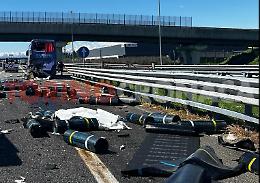 Incidente sull'A4, un camion si schianta contro un autobus carico di passeggeri