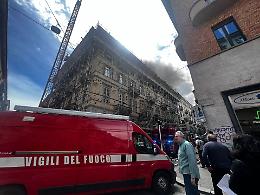 Incendio a due passi dalla Mole: paura in centro a Torino - FOTO E VIDEO