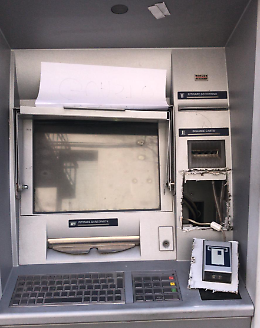 Assalto al Bancomat ma il flessibile non basta e il colpo fallisce