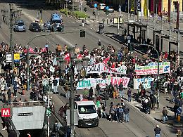 Fridays for future, mille in corteo con sindacati e centri sociali. E minacciano il G7