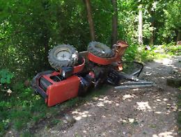Finisce in una scarpata col trattore: morto un agricoltore