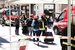 Vanchiglia, pompieri ancora al lavoro dopo l'incendio: «I più fortunati rientreranno fra due mesi»