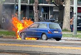 Paura a Barriera di Milano: le fiamme divorano un'auto - IL VIDEO