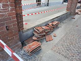 Maltempo in Piemonte, il forte vento fa crollare le tegole di un tetto nell'area mercatale
