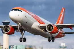 EasyJet guarda a un’estate da record nonostante 297 milioni persi