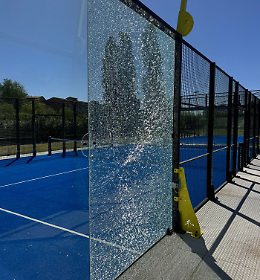 I balordi mandano ko i nuovi campi per il padel, montati appena due mesi fa