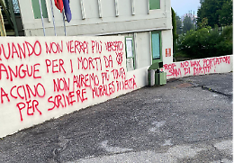 Blitz dei No Vax nella notte, imbrattati i muri della scuola