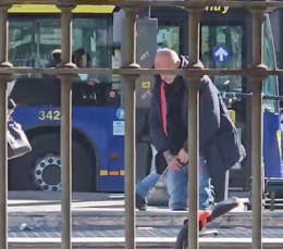 VIDEO - Follia a Porta Nuova: urina in pieno giorno davanti ai passanti