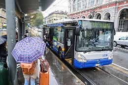 Molestava le ragazzine sull’autobus. Lui: «Non è possibile, sono gay»