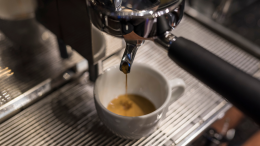 Il caffè al bancone del bar costa sempre di più: ecco la lista delle città più care