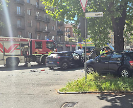 Brutto scontro tra due auto all'incrocio, una finisce sulla banchina alberata