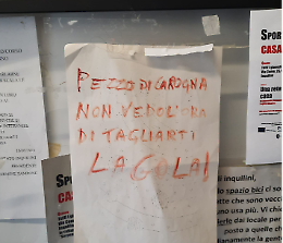 Sfasciacarrozze nei garage e minacce contro gli inquilini: «Ti tagliamo la gola»