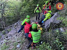 Escursionista precipita e riporta un trauma cranico, il vento rende complicati i soccorsi