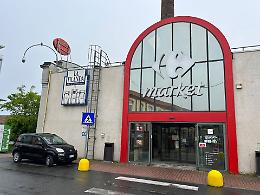 Rapina al Carrefour di Chieri: aggredisce i commessi e i carabinieri 