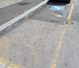 Appello per ritracciare il posto invalidi: «Il parcheggio non si vede»