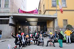 Si travestono da clown e protestano contro il G7 davanti alla sede Rai