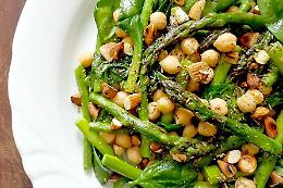La gustosa insalata di asparagi
con pomodori, rucola e spinaci