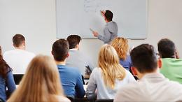 Scuola, arriva la nuova abilitazione per gli insegnanti di scuole medie e superiori: 51mila posti disponibili