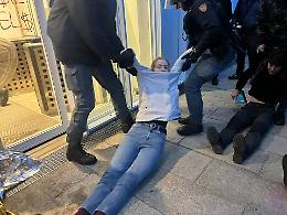 Al grattacielo  SanPaolo arriva la polizia, 100 manifestanti portati via di peso. Saranno denunciati