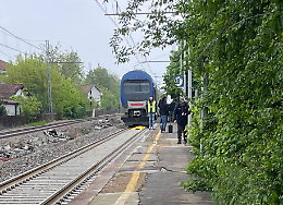 Travolto dal treno in corsa, morto un uomo. Circolazione in tilt