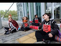 I manifestanti di Extinction Rebellion occupano il grattacielo di IntesaSanPaolo