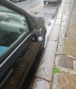 Raid vandalico nella notte, tra auto danneggiate e motorini presi a calci