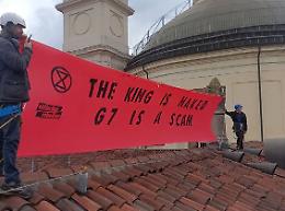 Gli ambientalisti violano la "zona rossa" e salgono sul tetto per contestare il G7 - IL VIDEO