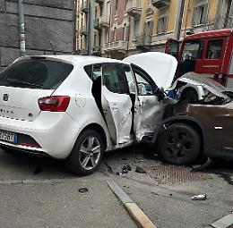 Scontro tra auto in corso Unione Sovietica: ancora da chiarire le dinamiche