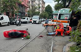 Doppio incidente fra auto, moto e scooter: paura per due uomini portati in ospedale