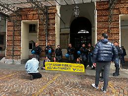 Letame contro la prefettura: blitz di animalisti in centro 