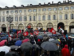 Per evitare disordini, sindacati e istituzioni cedono il palco agli antagonisti