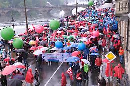 Corteo del 1° Maggio a Torino sotto la pioggia, percorso modificato per i lavori in via Po