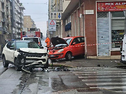 Lancia Ypsilon "entra" nel minimarket dopo l'incidente con la Jeep: ci sono feriti