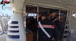 Ferrari e maxi yacht con i guadagni da dentista. Ma non si era mai laureato...