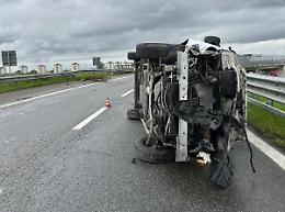 Furgone si ribalta in autostrada: traffico in tilt