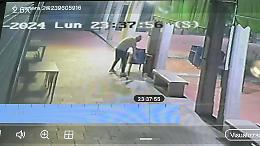 Il ladro ruba le sedie del bar ma le immagini del furto finiscono su Facebook
