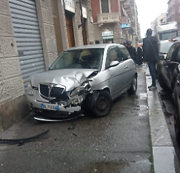 Incidente a Barriera di Milano, Lancia Ypsilon finisce sul marciapiede