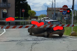 L'auto resta intrappolata tra le sbarre del passaggio a livello, paura a Chivasso