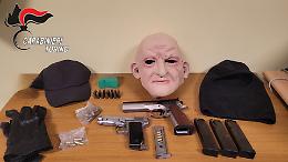 Pistola carica e maschere di Carnevale: presa la coppia che rapinava i clienti al supermercato