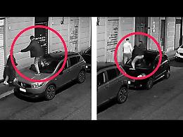 Salta sulle auto in sosta a Torino e sfonda i parabrezza a calci - GUARDA IL VIDEO