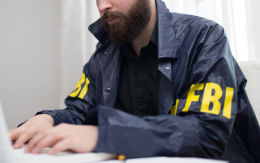 A vent’anni si finge agente dell’Fbi per reclutare ragazzini e violentarli