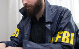 Condannato il finto agente Fbi che violentava le vittime: «Così farai carriera»