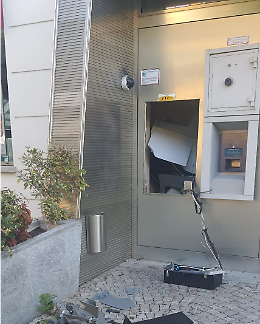 I banditi fanno saltare in aria il bancomat, l'esplosione sentita in tutta la città