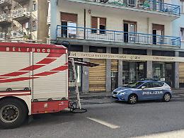 Prende fuoco la libreria, evacuato un condominio. Paura all'alba in centro 