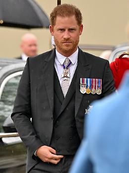 Windsor, spiragli di tregua: primo incontro tra gli emissari di Re Carlo e Harry