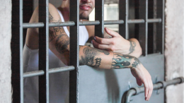Rivolta nel carcere di Torino scatenata da un gruppo di detenuti stranieri, feriti due agenti